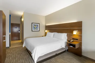 Holiday Inn Express & Suites Harrison Hotel dekat Bandara Boone County
