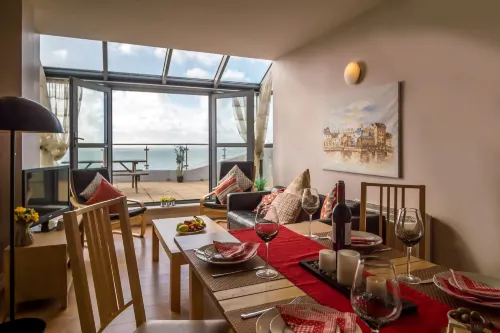 Galway Bay Sea View Apartments - de playa