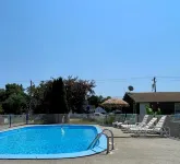 The Maddox Inn - Rooftop Pools