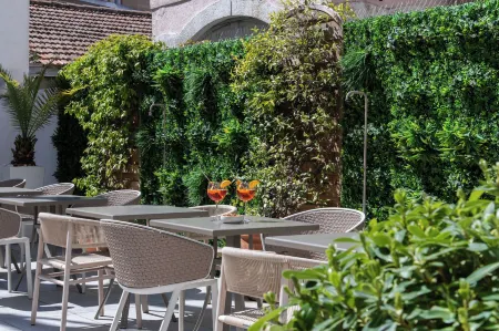 Hôtel Cézanne Boutique-Hôtel Отели рядом с достопримечательностью «la Bastide du Jas de Bouffan»