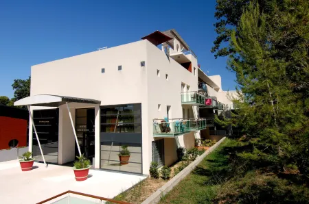 Appart'hôtel Odalys City Olympe Отели рядом с достопримечательностью «Форт Карре»