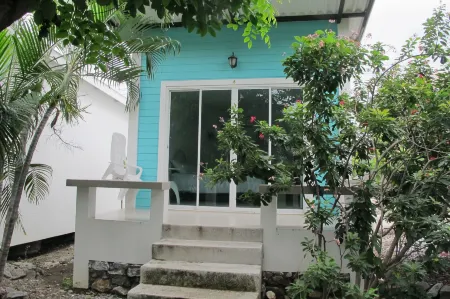 Charlie's Bungalows Отели рядом с достопримечательностью «Hat Tham Phang»