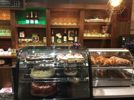 Eagle Hotel Luton Airport Отели в г. Латон