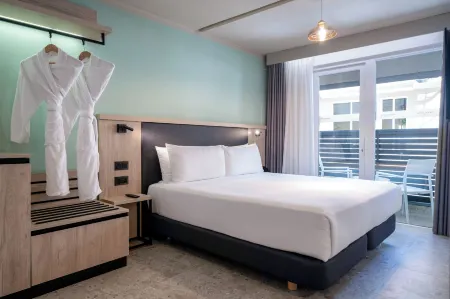 Hotel Scirocco St Julian's, Affiliated by Melia Отели рядом с достопримечательностью «Залив Спинола»