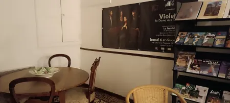 In the heart of Sancerre, on a square with a thousand years of history Отели в г. Сансер