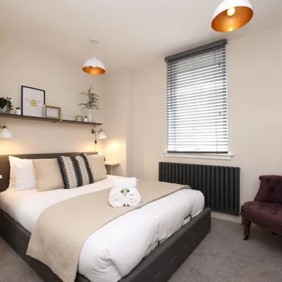 Joivy Modern 1 Bed Flat in West End, Close to Princes Gardens Hotels near ميدان تشارلوت