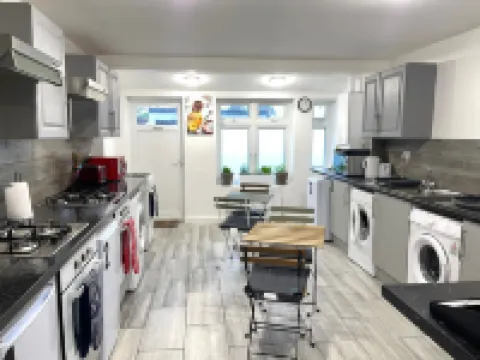 House - Sleeps 10 - Garden - Parking