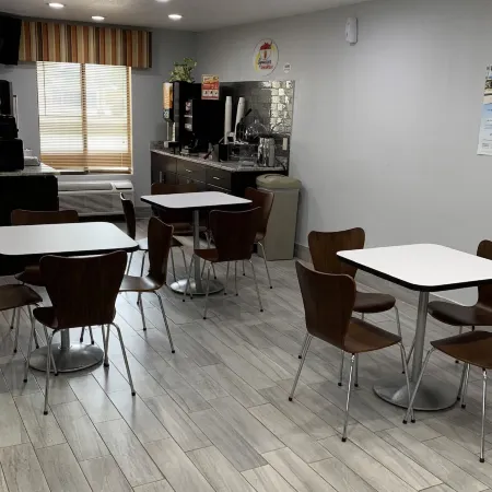 Super 8 by Wyndham Lincoln IL