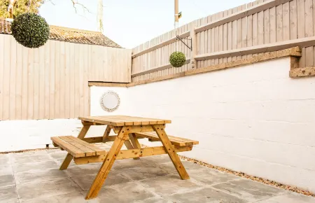 Central Stamford Townhouse with Parking