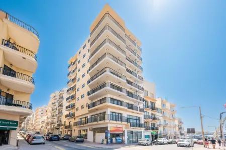 Islet Seafront Apartment Corner Terrace Отели рядом с достопримечательностью «Кора Пойнт Бич»