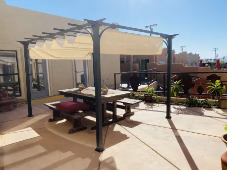 MI Kasa Hot Springs Отели рядом с достопримечательностью «Ту Банч Палмс Элементари Скул»