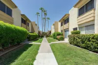 Walk 2 Old Town - Pool View Fashion Square Hotels near Scottsdale Stadium