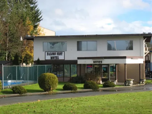Falcon Nest Motel - Parkplatz