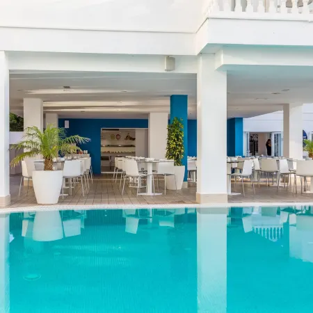 Welikehotel Triton Beach Отели рядом с достопримечательностью «Пляж Кала-Торта»