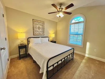 King Luxe Retreat - Pets Welcome, Fenced Yard, Hotel dekat Levi Jackson Wilderness Road State Park
