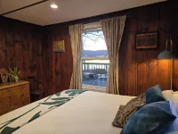 Charming 2-bedroom cabin with a stunning view Hotel dekat Mountain Creek