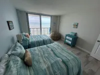 Charming 2-bedroom condo in wonderful Ormond Beach with pool, WiFi, Smart TVs