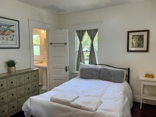 Victorian Bungalow: 2 bd + parking + private garden