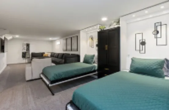 Enjoy the Hot Tub and Gas Fire Pit in This 5 Bedroom 2.5 Bath House