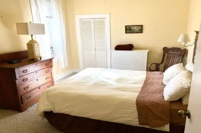Beautiful Apartments in a turn-of-the-century historic building-Apt A