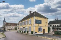 Logis Hôtel & Restaurant le Soleil d'or فنادق في Chablis