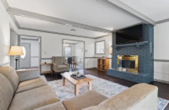 Midtown Fenced Yard & Patio- White Acres Retreat