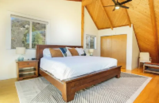 Red Cliff Chalet, Cozy 2BD guesthouse, AC, Close to town, hot springs, skiing