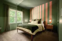 Local Artistic Flare~Sleeps 12~New Modern Build