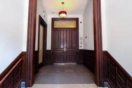 Maverick Suites at 245 Newbury St Отели рядом с достопримечательностью «African Meeting House»