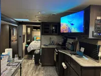 RV in Art District and Close to the Beach! Pool & Hot-Tub & Fenced/Pet-Friendly!