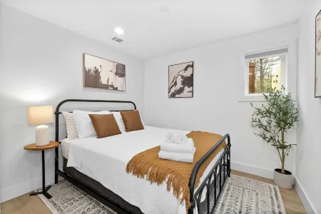 Kennesaw Charm Suite- 3 min from Kennesaw, Private Entry & Pet Friendly! Отели рядом с достопримечательностью «Museum of History and Holocaust Education»