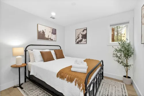 Kennesaw Charm Suite- 3 min from Kennesaw, Private Entry & Pet Friendly!