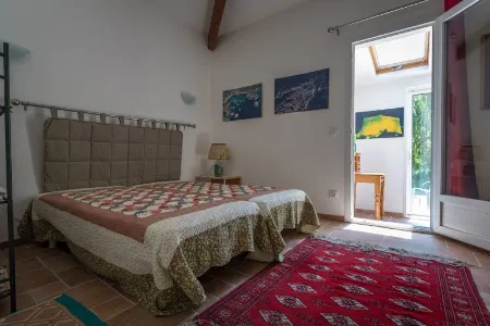 house located in a haven of greenery 15 minutes walk from the beach of Maora Отели рядом с достопримечательностью «Office Municipal de Tourisme de Bonifacio»