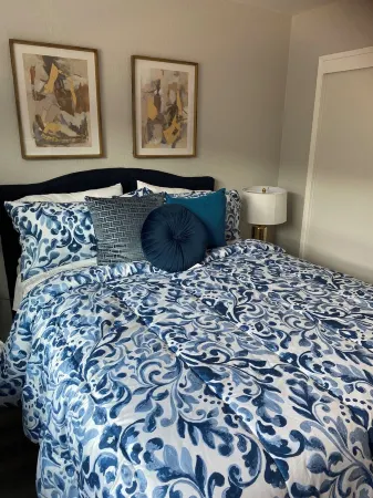 Cozy 2-bedroom corporate apartment in lovely Sacramento with AC, WiFi , 2