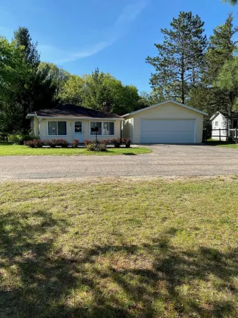 Winter Garage Parking! Lake House 30 Minutes from Wisconsin Dells. Отели рядом с достопримечательностью «Парк Френдшип»