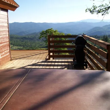 Sunset Chalet - 2200 sq.ft. Multi-Seasonal Retreat Only15 Minutes from Ashland !