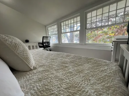 Charming Old Style Cottage. Pet Friendly!