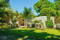 Charming 3-bedrooms house with AC, WiFi in La Libertad 15 Minutes from Airport โรงแรมใน