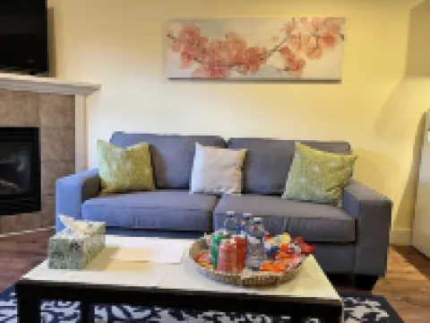 Cozy and bright 2-bedroom home with comfort stay 阿博茨福德酒店