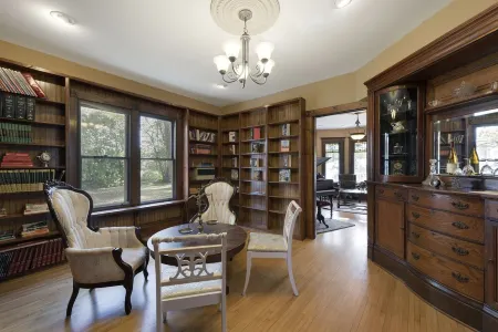 Stunning Historical Mansion: 8 bedrooms (sleeps 16+