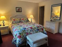 Well appointed Townhouse,great location w/lovely mountain view,pool & tennis,A/C