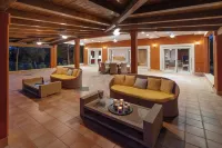 Private Beachfront Villa, Experience beauty, luxury and serenity, all in one. Hotels in Ermioni