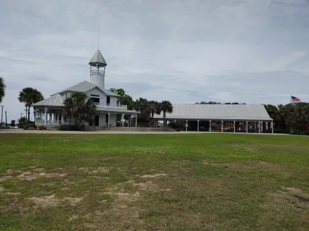 Beautiful 3bd home with LARGE deck!