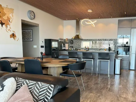 Family Friendly Country House w/ Amazing View, Hot Tub, Sauna Отели в г. Kjosarhreppur