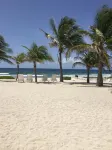Luxury Beachfront House on Cayman Brac's Nicest Beach! Vacation your way! Hotel a 