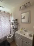 Charming Two-Bedroom Retreat: Your Ideal Urban Oasis Awaits!