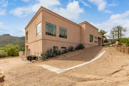 Unique home with mountain views close to downtown Отели в г. Кейв Крик