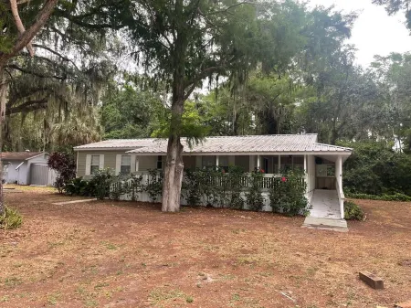 Beautiful cottage on lake istokpoga with lake view!