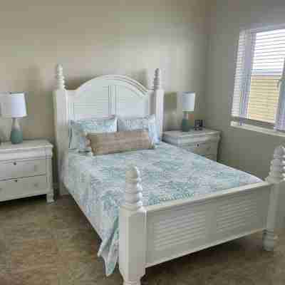 Luxury 2/2 Sleeps 6. Grand Bahama Condo w/ POOL, Boat Dock plus close to BEACH! Rooms