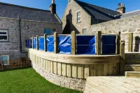 Sea Views, Sauna, Jacuzzi Bath, Decking, BBQ, Summer House, Perfect!